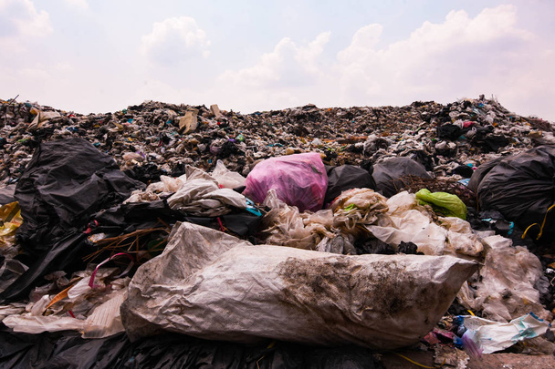 Çöp eski bez ve plastik kaldırma algoritması doğal zorluklar ayrıştırmak için uzun bir zaman alır Çevre kirliliği olmak için büyük depolama alanı kullanın. - Fotoğraf, Görsel