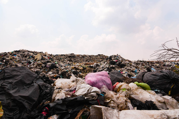 Afval dat is oude Rag en het plastic duurt lang om natuurlijke moeilijkheden in het verwijderings algoritme te ontbinden gebruik grote opslagruimte om milieuvervuiling te worden. - Foto, afbeelding