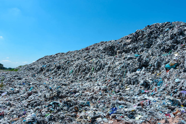 Grote plastic afval stapel afval dat is moeilijk te degraderen kan niet recyclen afval van stedelijke en industriële gebieden - Foto, afbeelding