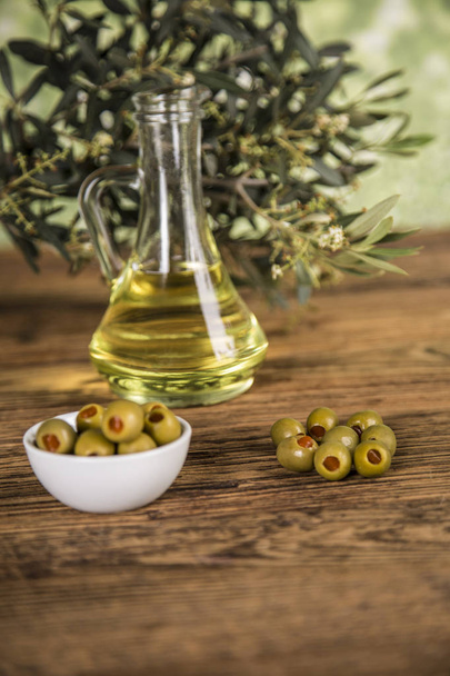 Olivenöl, Olivenbaum und grüne Oliven, Flaschen Olivenöl - Foto, Bild