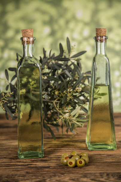 オリーブオイル、オリーブの木と緑のオリーブ、オリーブオイルのボトル - 写真・画像