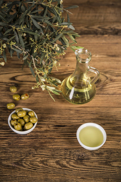 Olívaolaj, olajfa és zöld olajbogyó, üveg olívaolajjal - Fotó, kép