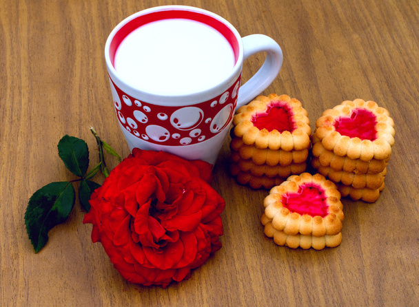 Heart-shaped cookies, rose and a cup of milk - Foto, imagen