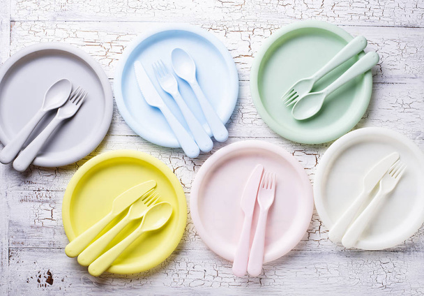 Coloridos platos de plástico para picnic de verano
 - Foto, Imagen