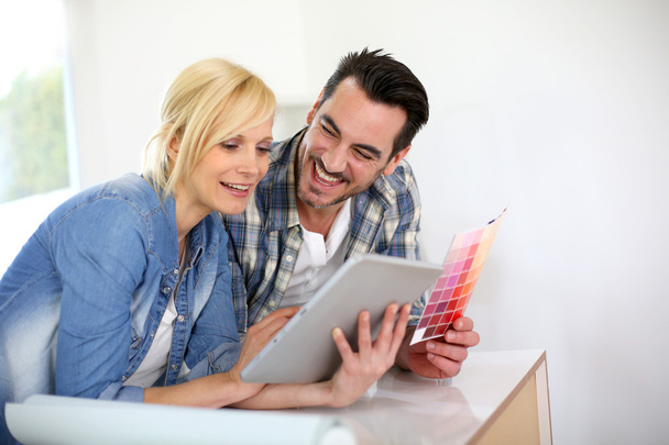 Middle-aged couple choosing wall colours for new home - Foto, immagini