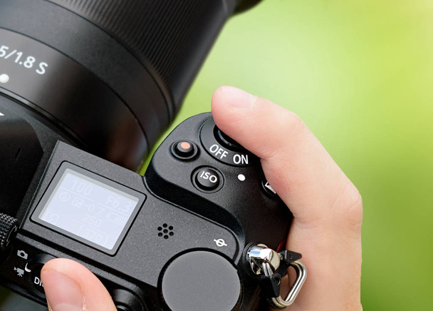 Mão segura câmera SLR close-up
 - Foto, Imagem