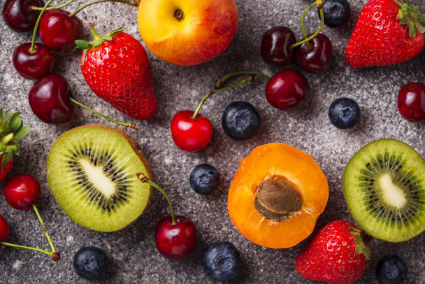 Fruits and berries summer background - Zdjęcie, obraz