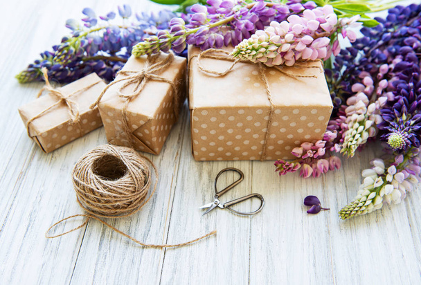 Lupine çiçekler ve hediye kutuları - Fotoğraf, Görsel
