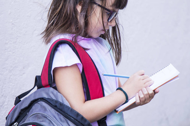 sırt çantası ve not defterinde kalem ile boyama ile öğrenci - Fotoğraf, Görsel