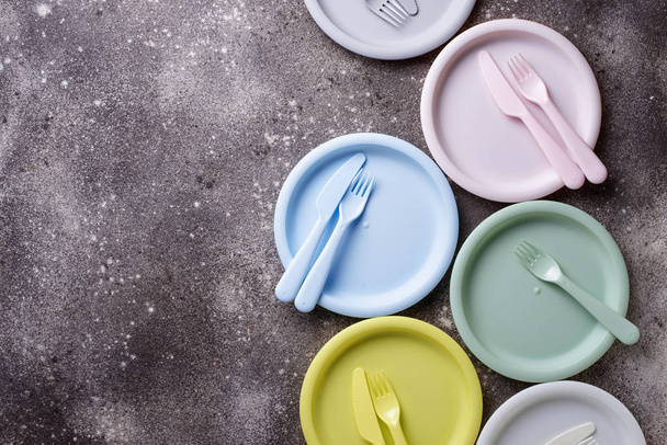 Pratos de plástico coloridos para piquenique de verão
 - Foto, Imagem