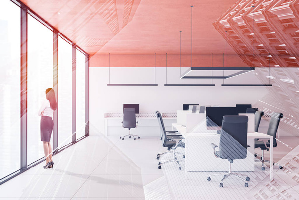 オレンジ色の天井オフィスのビジネスウーマン - 写真・画像