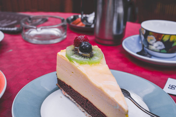 Κέικ μάνγκο σε ένα καφέ στη Γερμανία Ευρώπη - Φωτογραφία, εικόνα