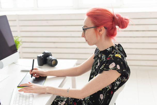 Illustrator, grafisch ontwerper, animator en Artist concept-Creator vrouw met mooie rode haren en glazen tekenen in laptop - Foto, afbeelding