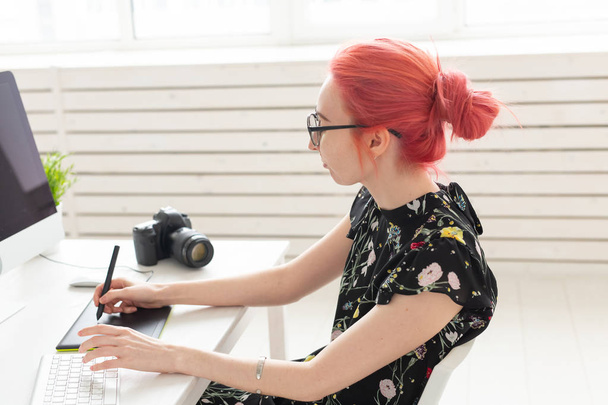 Designer, Illustrator, Künstler und People-Konzept - Porträt einer jungen Frau mit rosa Haaren während der Arbeit mit Laptop und Grafik-Tablet - Foto, Bild