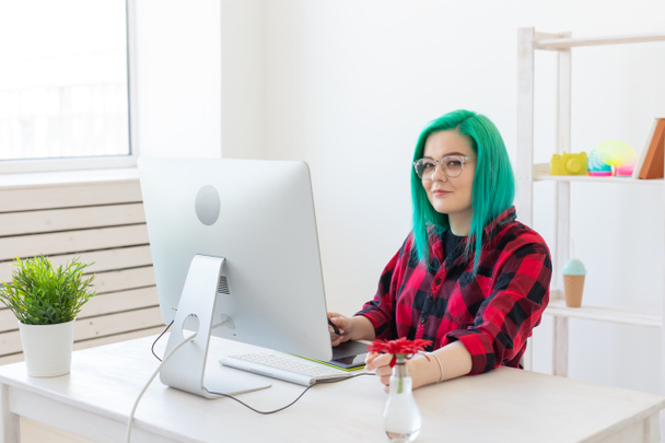 Tasarımcı, illüstratör, sanatçı ve insan kavramı - çalışırken dizüstü bilgisayar ve grafik tablet kullanarak yeşil saçlı çağdaş genç kadının portresi - Fotoğraf, Görsel