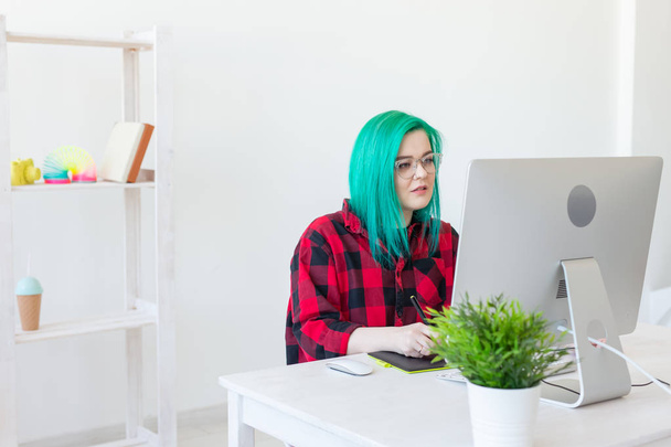 Illustrator, grafik, animátor a výtvarník-tvůrce-žena s nádhernými zelenými vlasy a sklenicemi v laptopu - Fotografie, Obrázek