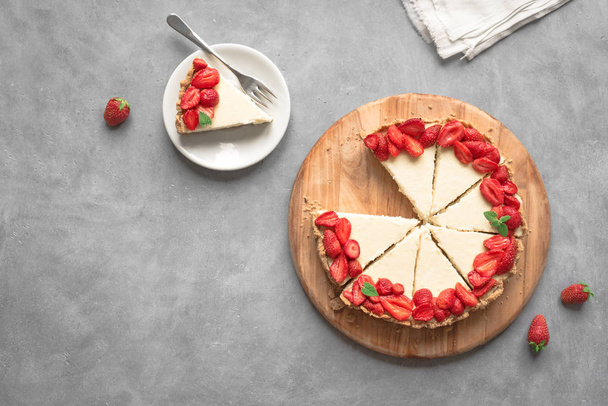 Cheese cake with strawberries - Fotoğraf, Görsel