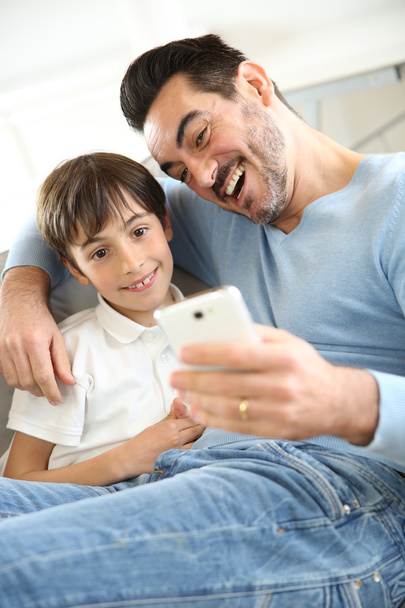 Little boy with dad playing with smartphone - Zdjęcie, obraz