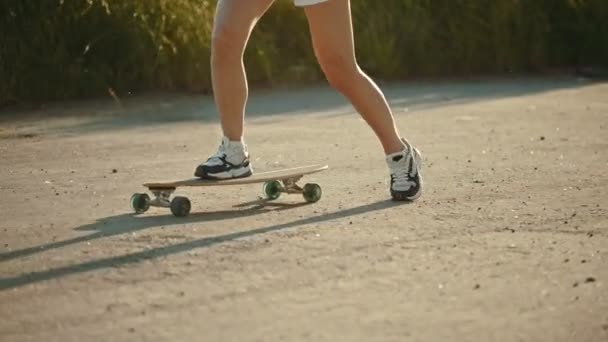 Giovane donna con belle gambe in sella skateboard
 - Filmati, video