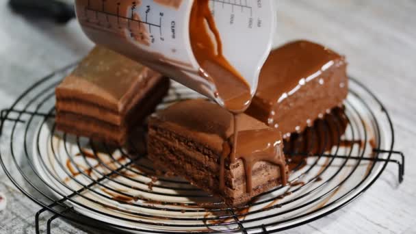 Çikolatalı kek üzerine çikolata sosu dökme - Video, Çekim