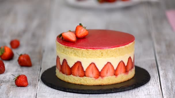 Gâteau aux fraises. Gâteau fraisier sur fond bois
 - Séquence, vidéo