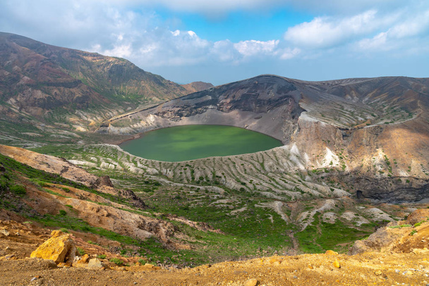 夏晴れの日に蔵王山の岡間火口湖の美しい景色。宮城県の活火山 - 写真・画像