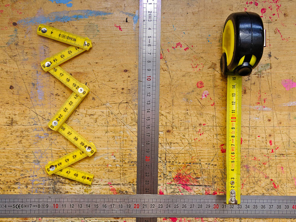 Varias herramientas de medición en superficie de madera
. - Foto, Imagen