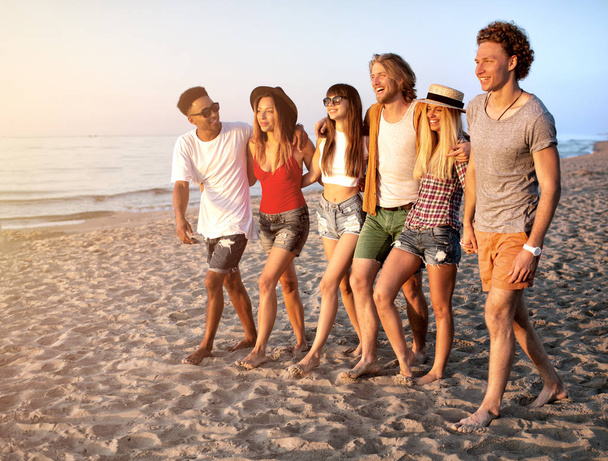 gruppo di amici si divertono sulla spiaggia - Foto, immagini