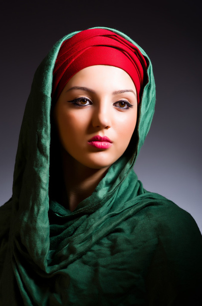 Moda konseptinde türbanlı Müslüman kadın - Fotoğraf, Görsel