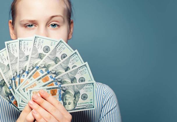 Geldkonzept. US-Dollarschein in weiblichen Händen - Foto, Bild