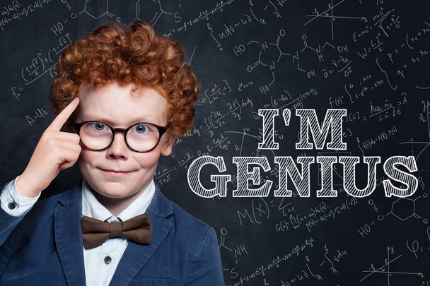 Geniální dítě na tabuli s vědou  - Fotografie, Obrázek