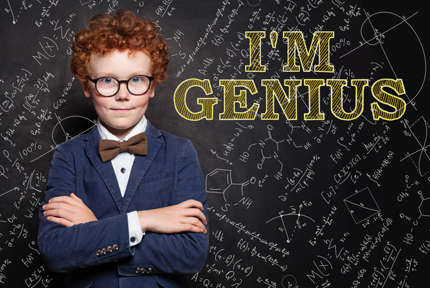 Розумний геній дитини на крейдяному фоні з наукою
 - Фото, зображення