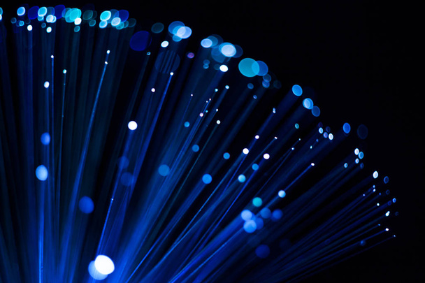 Fondo abstracto luminoso azul, concepto de conexión de fibra óptica digital
. - Foto, imagen