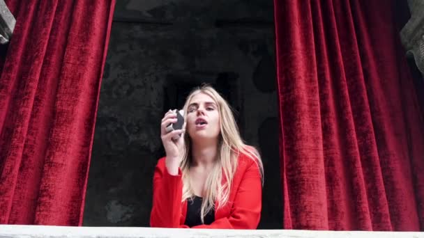 Stylish young girl in a city with vape - Filmagem, Vídeo