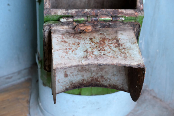 Старий брудний сміттєвий приймач - Фото, зображення