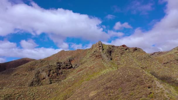 A gyönyörű hegyek és felhők légifelvételei az égen - Felvétel, videó