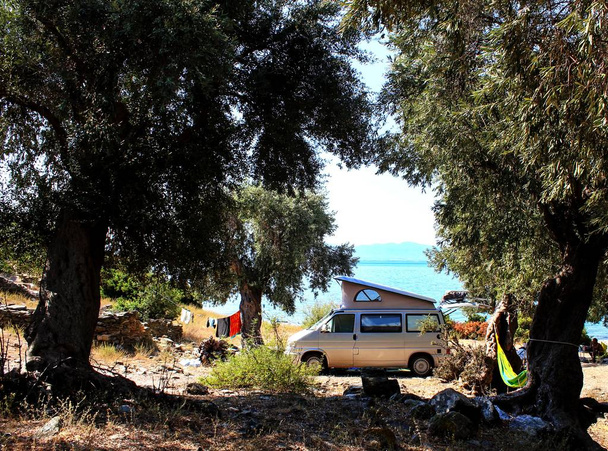 Camping en el mar Mediterráneo
. - Foto, Imagen