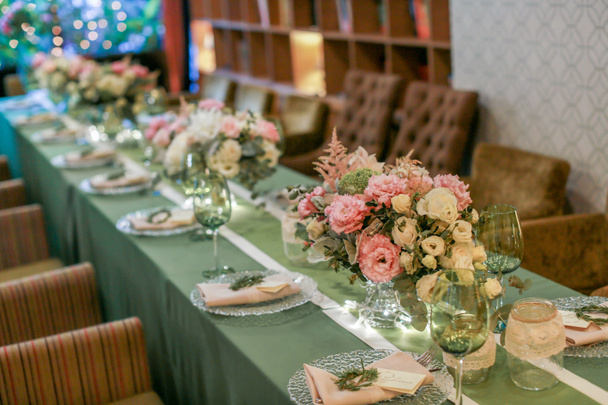 Праздничный свадебный стол, украшенный сладостями и напитками
 - Фото, изображение