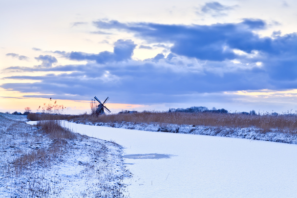 Molino holandés en invierno al amanecer
 - Foto, Imagen