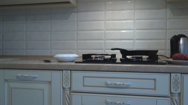 rotação lenta na cozinha moderna com utensílios de cozinha
 - Filmagem, Vídeo