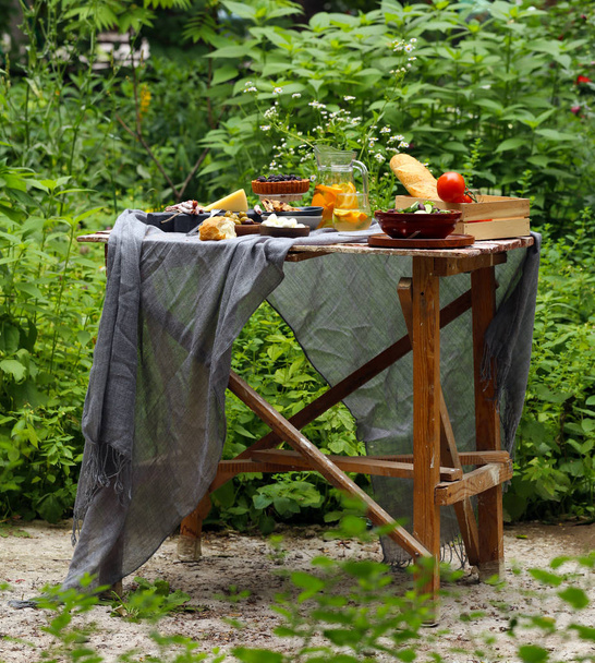 πικ-νικ στη φύση, πίτες και σαλάτες, φρέσκα μούρα και φρούτα - Φωτογραφία, εικόνα