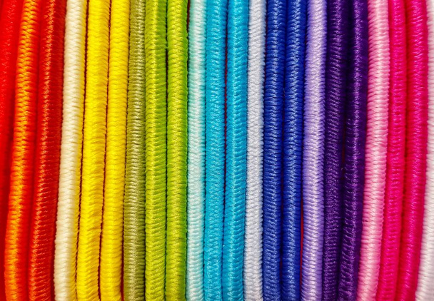 Un vibrante display di capelli dai colori vivaci lega il tutto in fila e si uniscono formando uno sfondo molto colorato
. - Foto, immagini