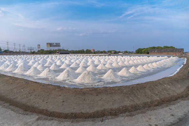 Montones de sal blanca en los vastos campos de sal del mar
 - Foto, Imagen