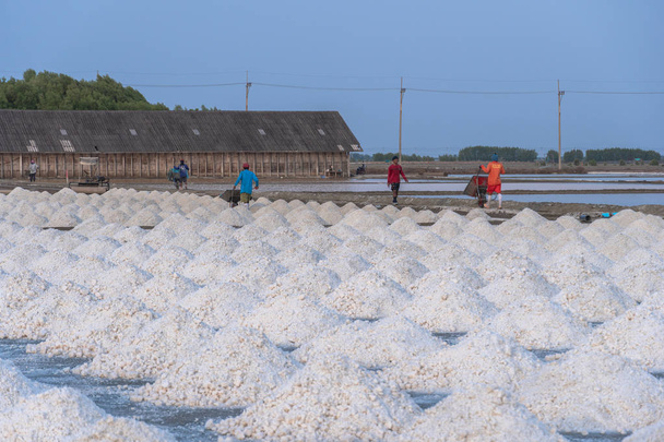 Witte zout palen in de uitgestrekte zoutvelden van de zee - Foto, afbeelding
