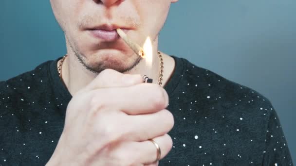 Το άτομο που καπνίζει από κοινού με την ιατρική μαριχουάνα. Η κάνναβη είναι ιατρική. Νομιμοποίηση σε όλο τον κόσμο - Πλάνα, βίντεο