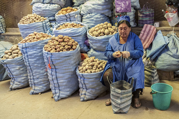 Sucre, Bolívie-srpen 07, 2017: Neznámá Bolivijská žena prodávajících brambory na centrálním trhu v Sucre, Bolívie - Fotografie, Obrázek