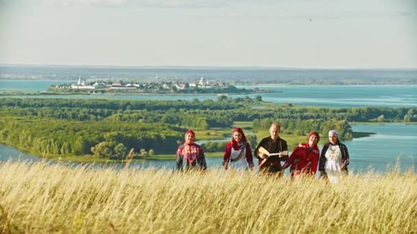 Lidé v tradičních ruských šatech, kteří chodí po hřišti - Záběry, video
