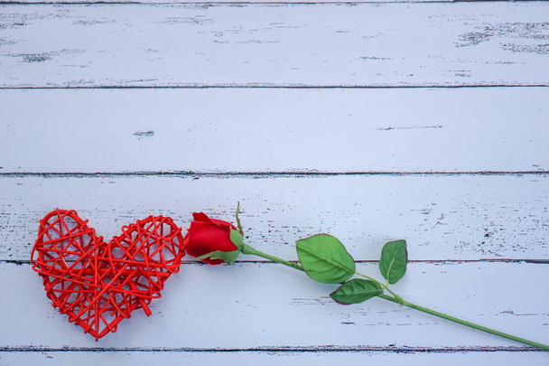 rote Herzen und Blumen auf einem weißen Holzboden mit Raum, Ideen l - Foto, Bild