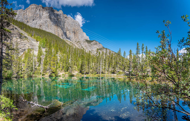 "Turquoise Grassi Lakes in the Kananaskis Country park system of Alberta near Canmore in the southern Canadian Rockies". La région est une destination très populaire auprès des randonneurs et des grimpeurs
. - Photo, image