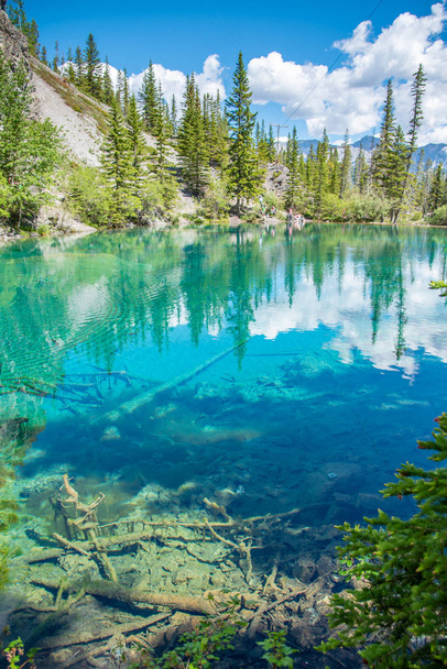 "Turquoise Grassi Lakes in the Kananaskis Country park system of Alberta near Canmore in the southern Canadian Rockies". La région est une destination très populaire auprès des randonneurs et des grimpeurs
. - Photo, image